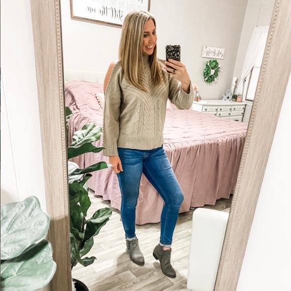 Cold shoulder knit sweater - Picture 5 of 7